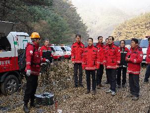 김인호 산림청장, 인제군 산불현장에서 진화대원 격려
