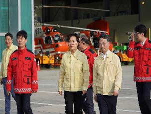 송미령 농림축산식품부 장관, 산림헬기 야간산불진화 훈련 현장 점검
